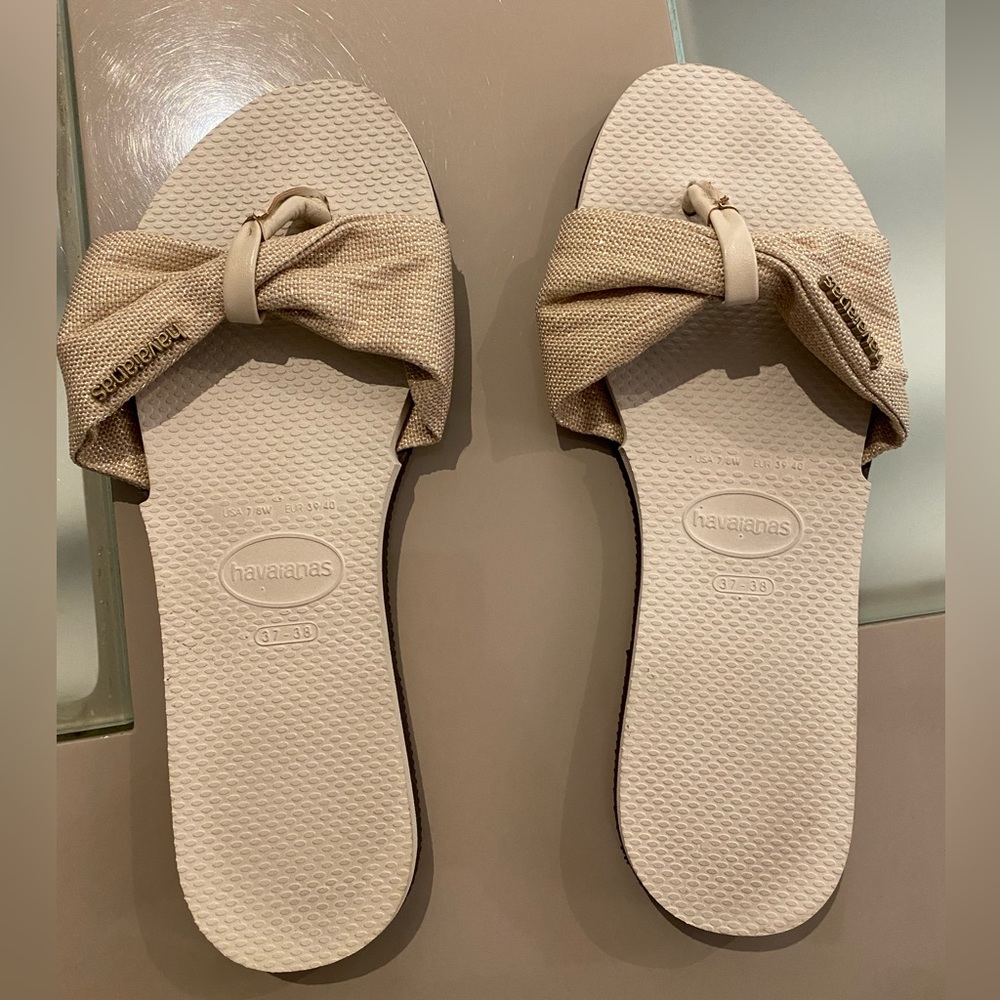 Havaianas women’s slippers.  Size 7/8 women. Worn once only